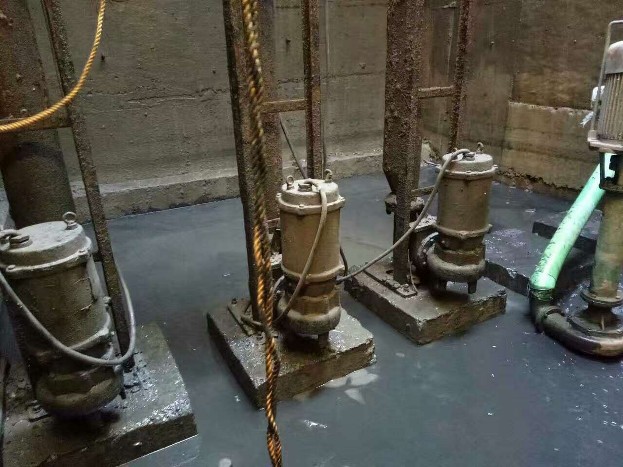 龙门镇污水池清理