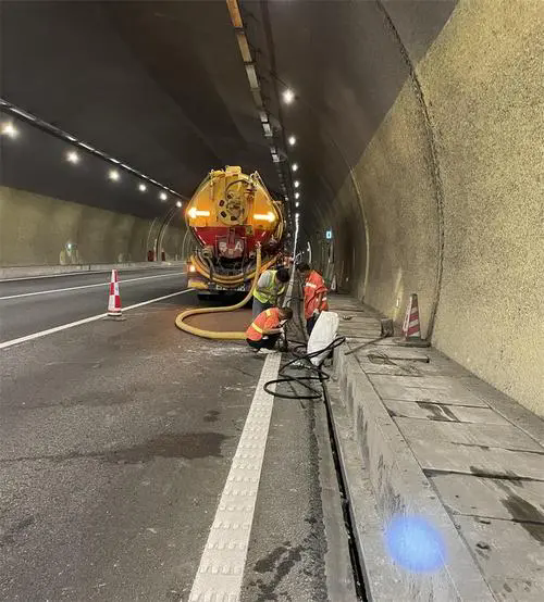 龙门镇隧道排水渠清淤